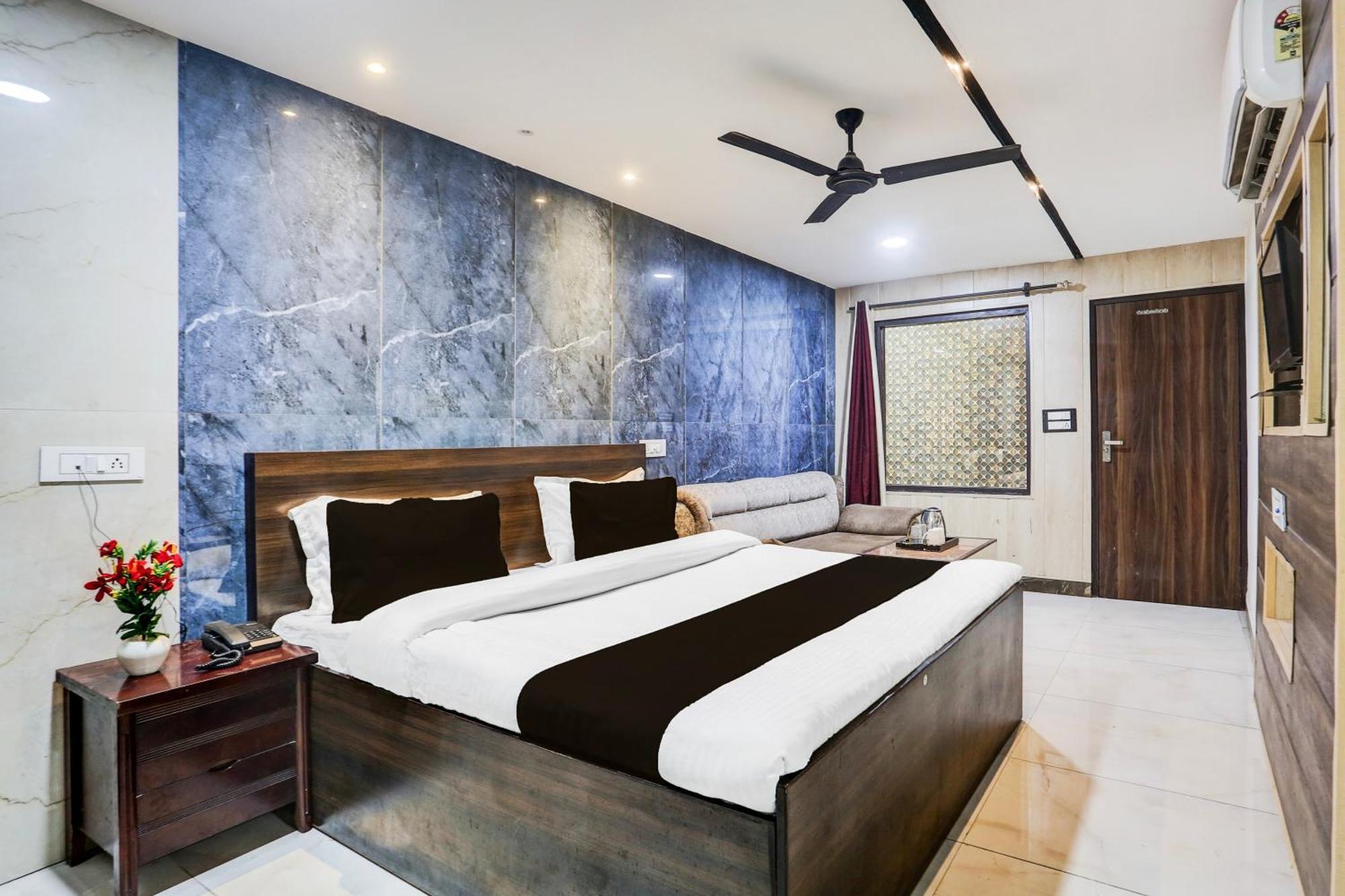 Super Townhouse Haibowal Chowk لوديانا المظهر الخارجي الصورة
