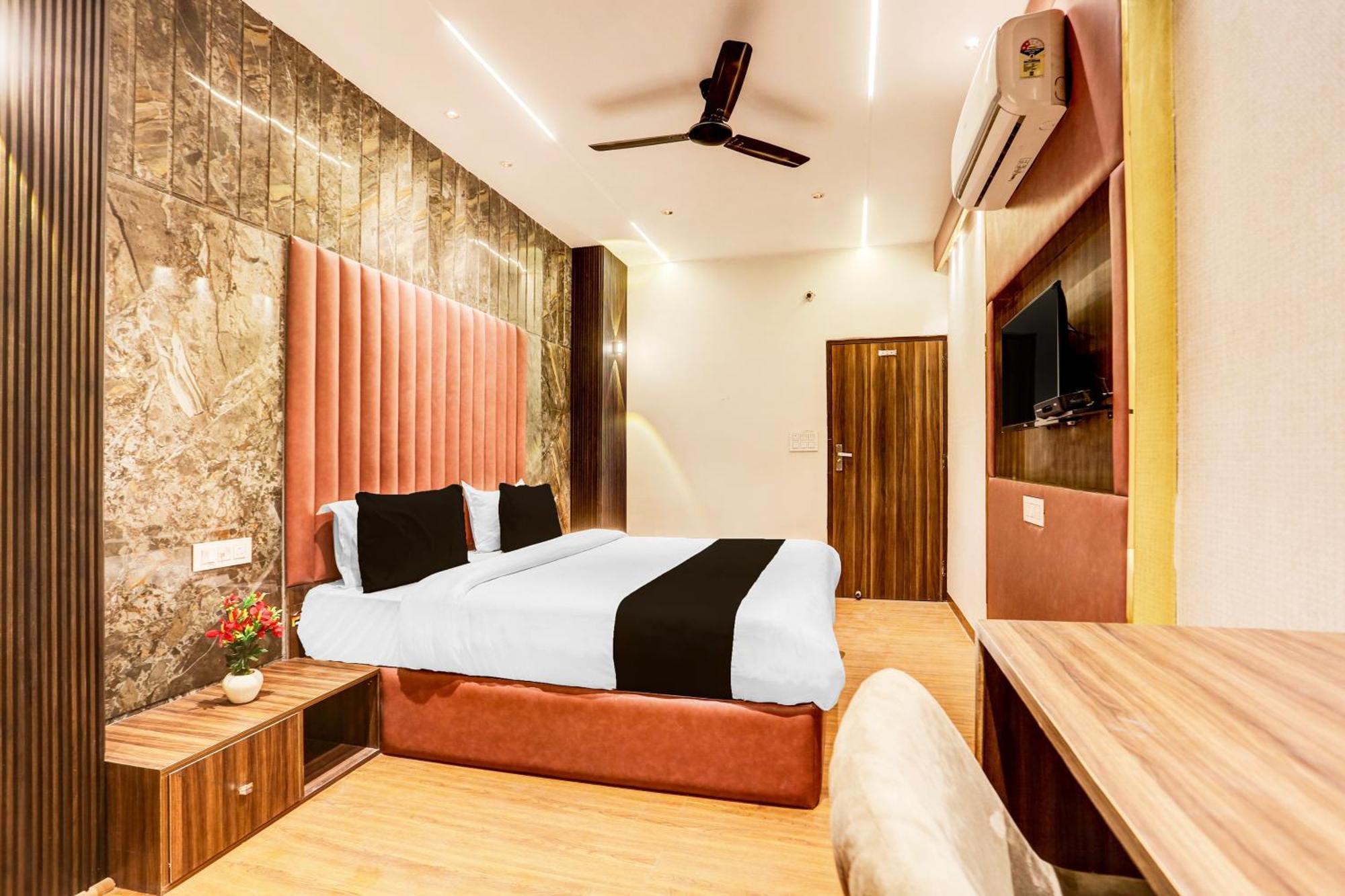Super Townhouse Haibowal Chowk لوديانا المظهر الخارجي الصورة